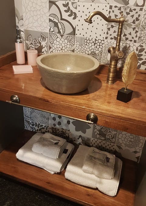 Suite | Bathroom | Rainfall showerhead, free toiletries, hair dryer, bidet