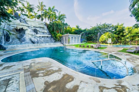6 outdoor pools