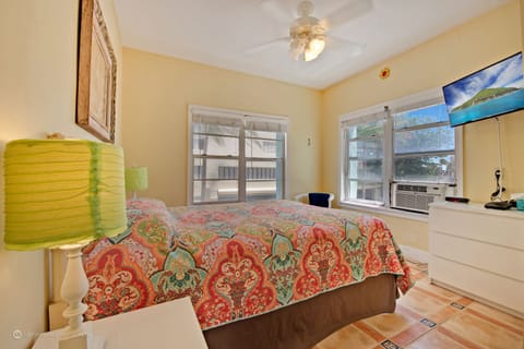 Umbrella Drink 1 Bedroom (1 Queen Bed and 1 rollaway) | Individually decorated, individually furnished, blackout drapes