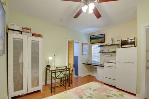 White Pearl Efficiency (1 Full Bed) | Private kitchen | Fridge, microwave, stovetop, coffee/tea maker