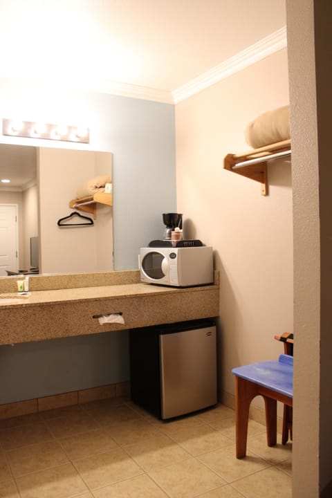 Traditional Room, 1 King Bed | Private kitchenette | Fridge, microwave