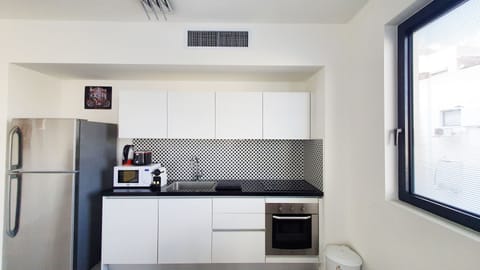 Apartment (1 Bedroom) | Private kitchen | Full-size fridge, microwave, oven, stovetop