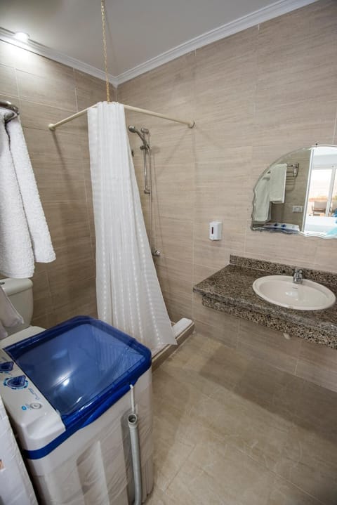 Superior Triple Room with sea view | Bathroom | Shower, towels