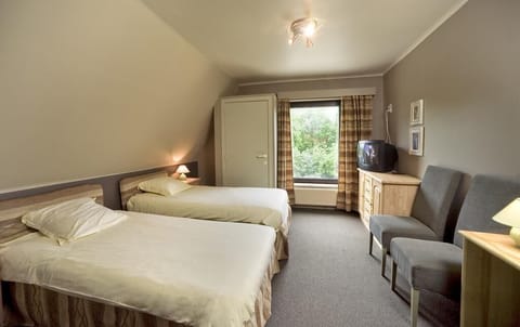 Family Room | Desk, iron/ironing board, free cribs/infant beds, free WiFi