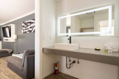 Romantic Room with AC/ Heating & Spa | Bathroom | Combined shower/tub, jetted tub, hair dryer, towels