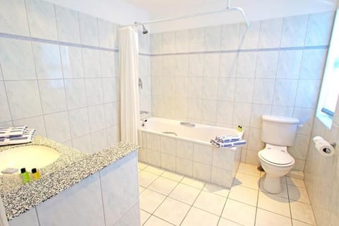 Combined shower/tub, free toiletries, hair dryer, towels