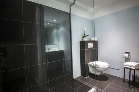 Family Room | Desk, blackout drapes, free WiFi, bed sheets