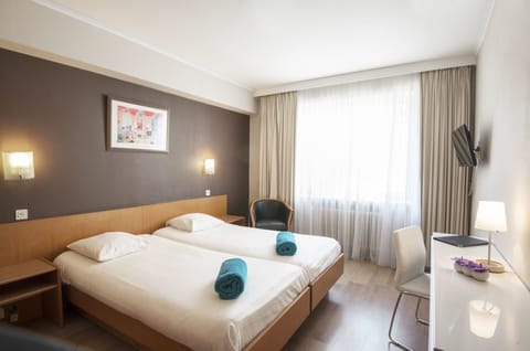 Desk, blackout drapes, free WiFi, bed sheets