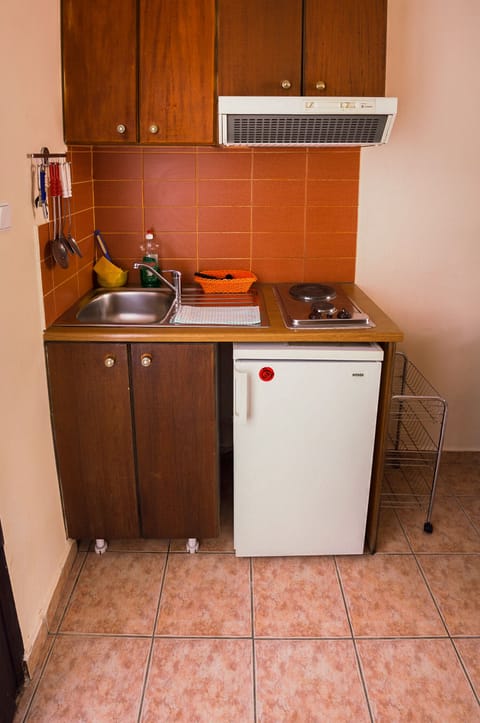 Triple Room | Private kitchen | Fridge, stovetop, coffee/tea maker, electric kettle