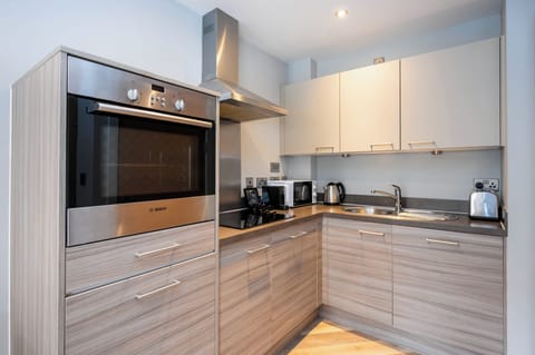 Standard Apartment, 1 Bedroom (Open Plan) | Private kitchen | Full-size fridge, microwave, oven, stovetop