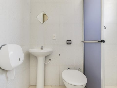 Standard Twin Room | Bathroom | Shower, towels