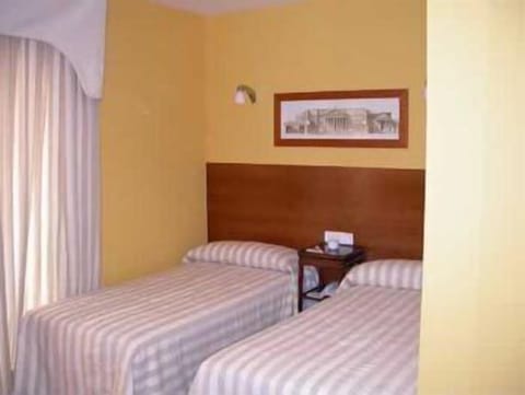 Standard Twin Room, Ensuite | Desk, free WiFi