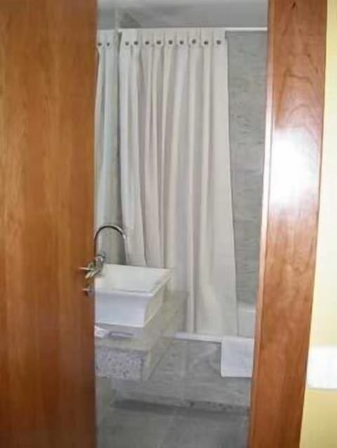 Standard Twin Room, Ensuite | Bathroom | Combined shower/tub, free toiletries, hair dryer