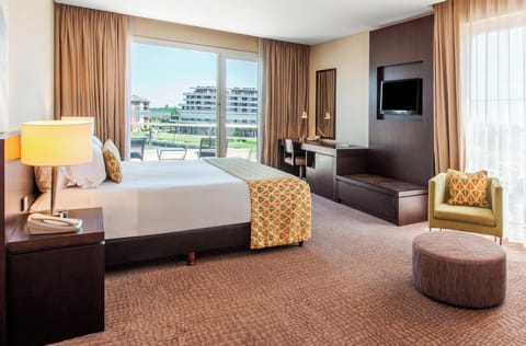 Suite, Balcony | Premium bedding, down comforters, pillowtop beds, minibar