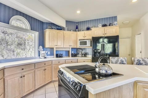 Fully stocked kitchen. Table seats 4-6, breakfast bar seats 3.