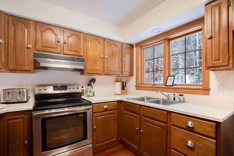 Kitchen: Drip coffee maker, blender, cooking utensils, tableware