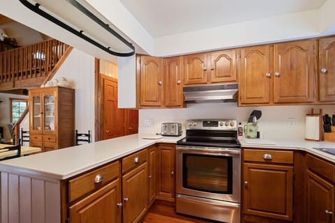 Kitchen: Drip coffee maker, blender, cooking utensils, tableware