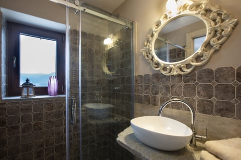 Deluxe Double Room, Partial Sea View (Moscato d'Amburgo) | Bathroom sink