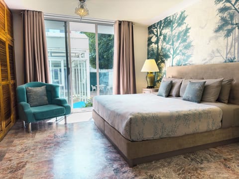 Design Room | Premium bedding, down comforters, minibar, in-room safe