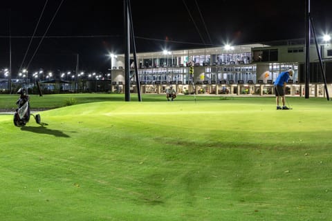 Indoor golf driving range