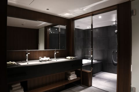 THE HIRAMATSU Suite | Bathroom | Separate tub and shower, jetted tub, free toiletries, hair dryer