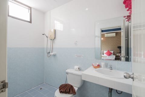 Shower, rainfall showerhead, free toiletries, hair dryer