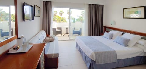 Superior Double or Twin Room, Sea View | In-room safe, desk, laptop workspace, blackout drapes