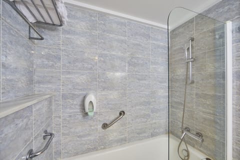 Combined shower/tub, free toiletries, hair dryer, towels