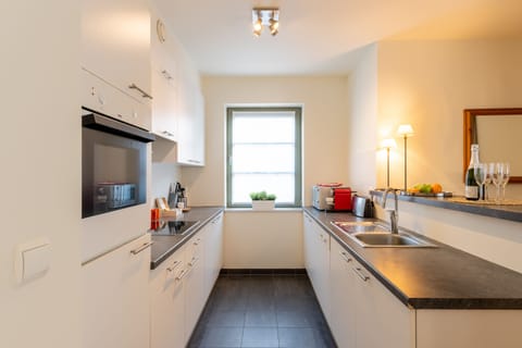 Business Apartment | Private kitchen | Full-size fridge, microwave, oven, stovetop