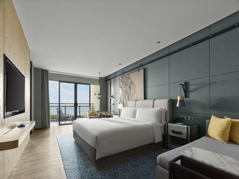 Room, 1 King Bed, Balcony, Oceanfront | Premium bedding, down comforters, pillowtop beds, in-room safe