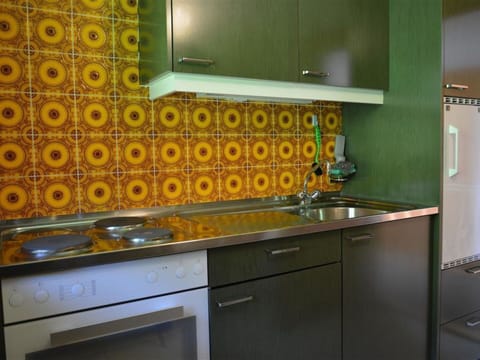 Cabinetry, Countertop, Building, Property, Tap, Mirror, Kitchen Sink, Wood, Kitchen, Sink