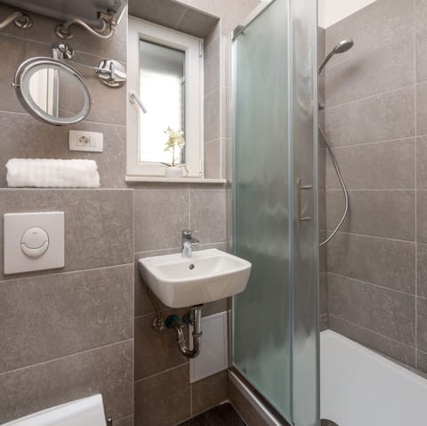 Deluxe Studio (2 guests) | Bathroom | Shower, free toiletries, hair dryer, towels