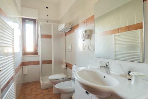 Triple Room | Bathroom | Shower, free toiletries, hair dryer, bidet