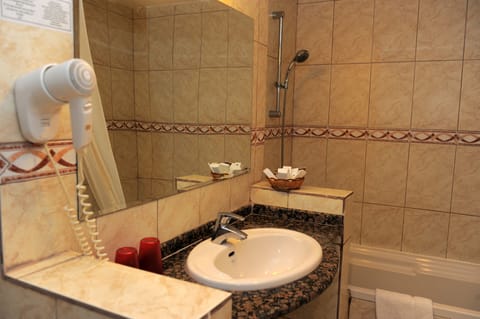 Standard Suite | Bathroom | Shower, rainfall showerhead, free toiletries, hair dryer