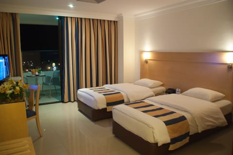 Standard Twin Room with Balcony Sea View | Pillowtop beds, free minibar items, in-room safe, desk