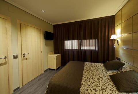 Double Room Single Use | Minibar, in-room safe, desk, soundproofing