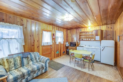 Cabin 3, Standard Cabin, 1 Queen Bed, Non Smoking, Slope Side | Living area | Flat-screen TV, fireplace