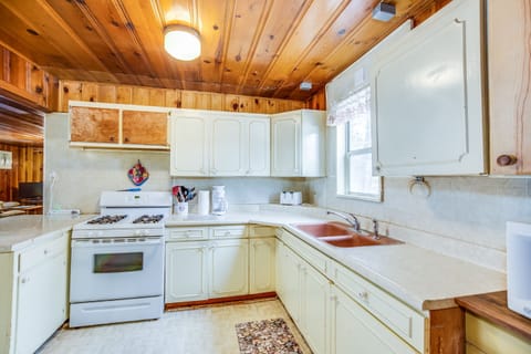 Cabin 16, 4 Bedrooms 2 Baths, Non Smoking | Private kitchen | Full-size fridge, microwave, stovetop, toaster