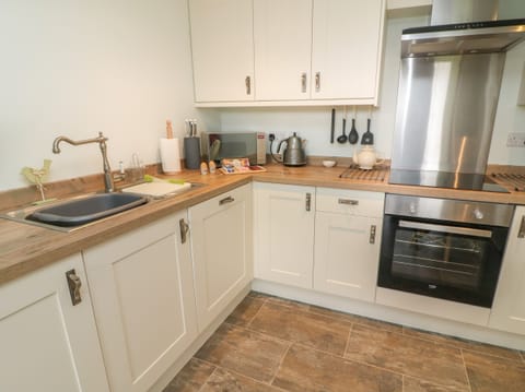 Cottage | Private kitchen | Fridge, microwave, stovetop, dishwasher