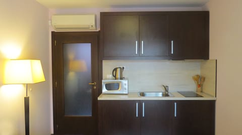 Standard Double Room | Private kitchenette | Fridge, microwave, stovetop, electric kettle