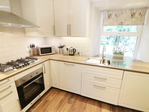 Cottage | Private kitchen | Fridge, dishwasher, cookware/dishes/utensils