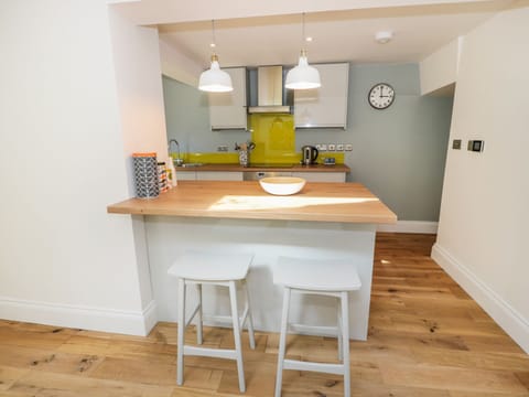 Cottage | Private kitchen | Microwave, stovetop, dishwasher, cookware/dishes/utensils