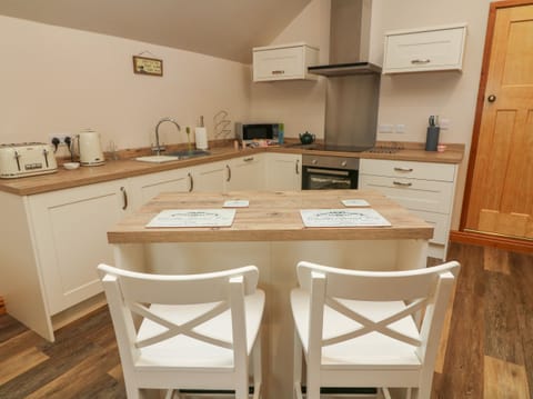 Cottage | Private kitchen | Dishwasher, cookware/dishes/utensils