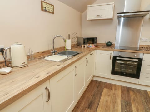 Cottage | Private kitchen | Dishwasher, cookware/dishes/utensils