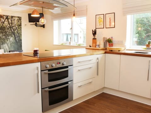 Cottage | Private kitchen | Microwave, stovetop, dishwasher, highchair