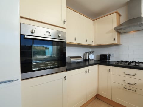 Cottage | Private kitchen | Microwave, stovetop, dishwasher, cookware/dishes/utensils