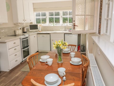 Cottage | Private kitchen | Microwave, stovetop, dishwasher, cookware/dishes/utensils