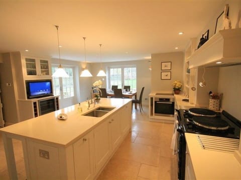 Cottage | Private kitchen | Fridge, microwave, stovetop, dishwasher