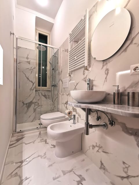 Standard Room | Bathroom | Shower, rainfall showerhead, free toiletries, hair dryer