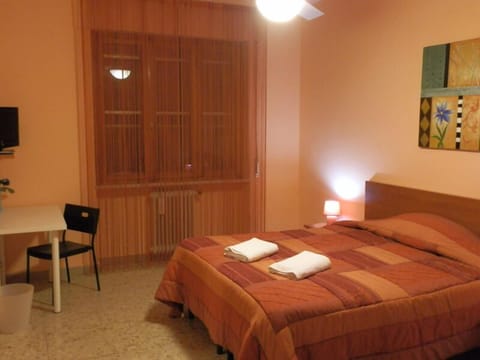 Desk, soundproofing, free WiFi, bed sheets